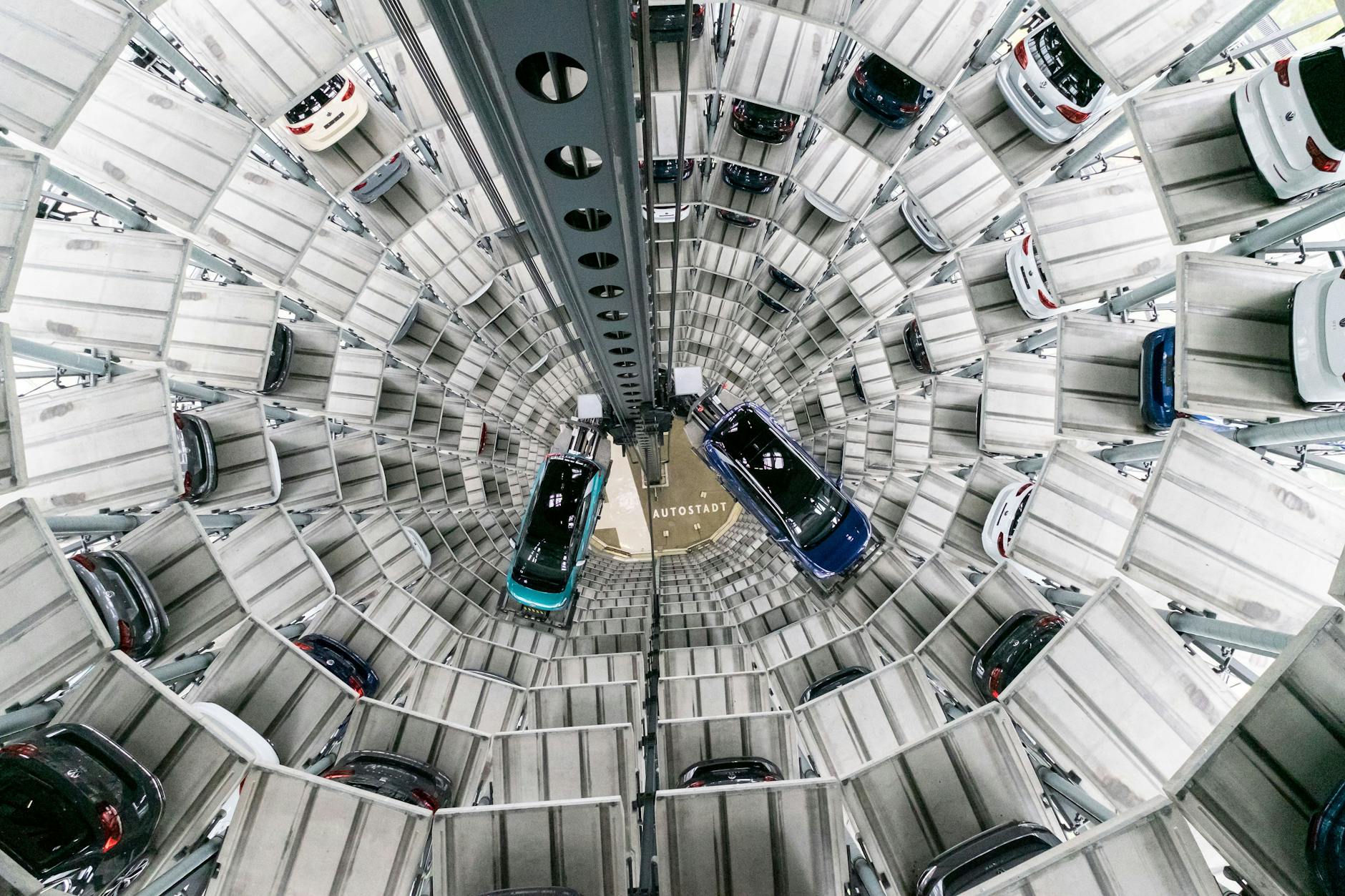 Die neuen Volkswagen-Elektroautos ID.3 (l.) und ID.4 stehen bei einem Pressetermin auf einer Transportplattform in einem Autoturm der Autostadt.&nbsp;