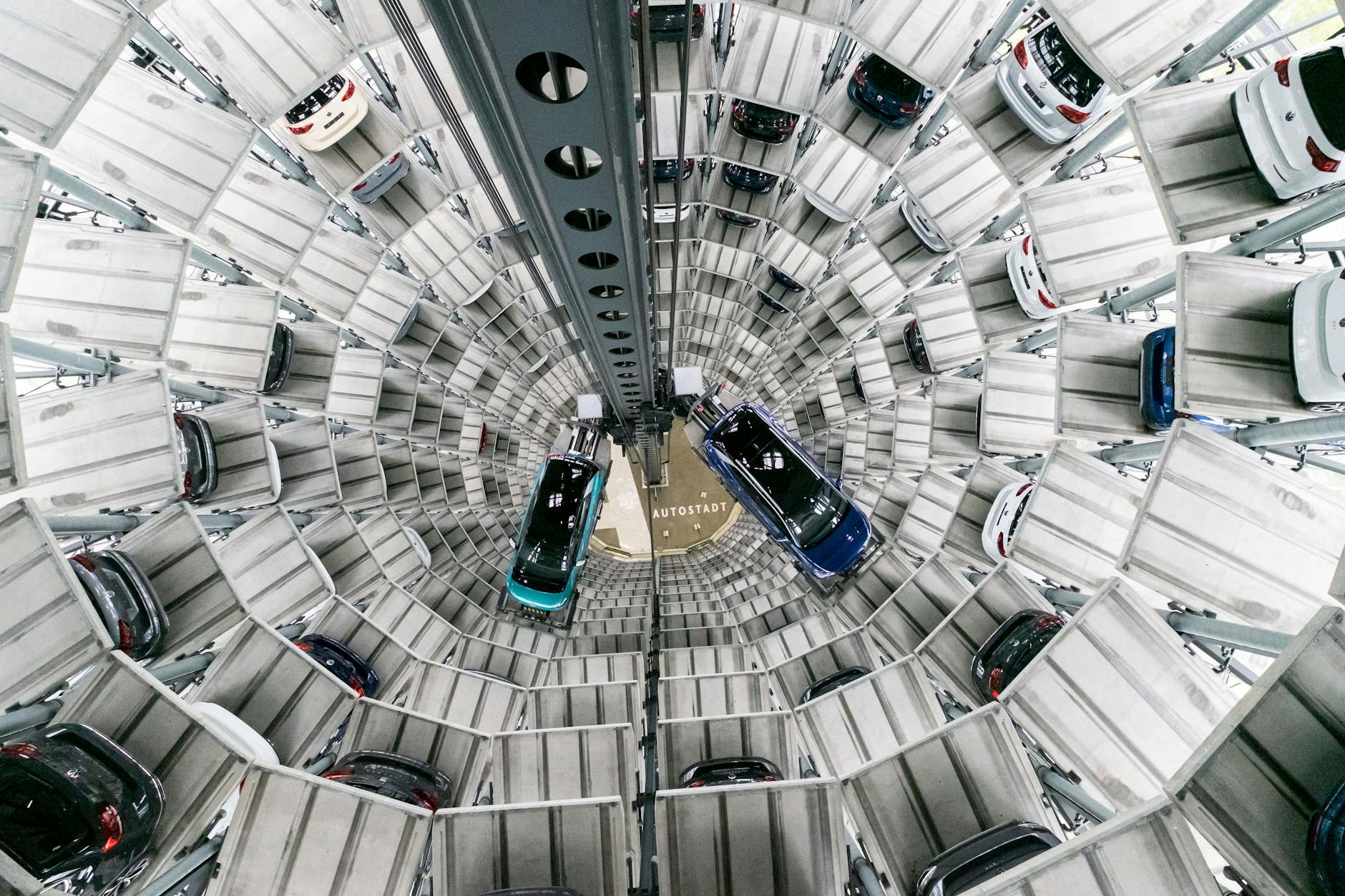 Die neuen Volkswagen-Elektroautos ID.3 (l.) und ID.4 stehen bei einem Pressetermin auf einer Transportplattform in einem Autoturm der Autostadt. 