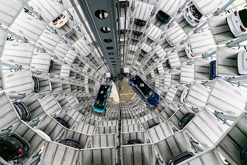 Die neuen Volkswagen-Elektroautos ID.3 (l.) und ID.4 stehen bei einem Pressetermin auf einer Transportplattform in einem Autoturm der Autostadt.&nbsp;