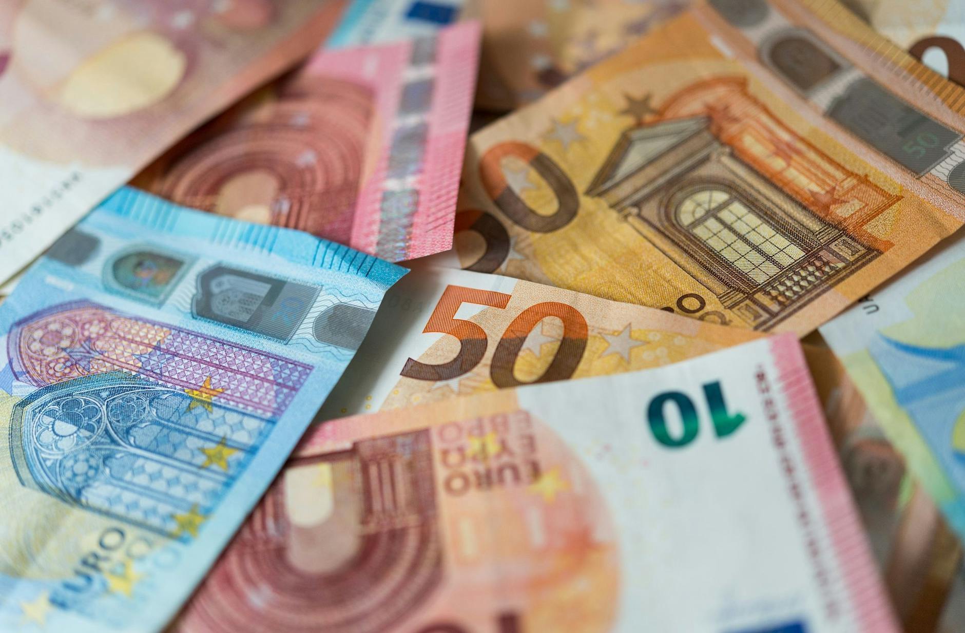 ARCHIV - Der Euro als Zahlungsmittel: Energiekrise, Rekordinflation und Lieferengpässe beeinflussen die Wirtschaft. ld/dpa