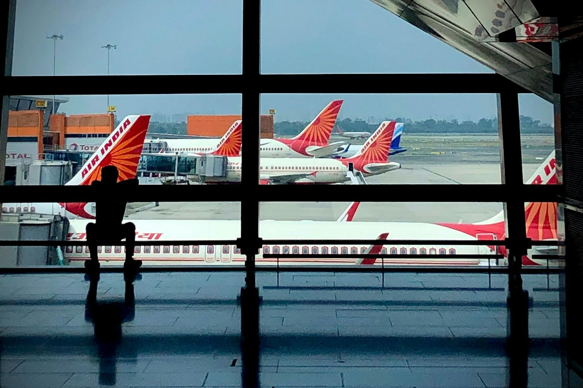 Air-India-Flugzeuge auf dem internationalen Flughafen Indira Gandhi in Neu-Delhi. Ein Mann hat in einem Flugzeug auf eine Frau uriniert. Dies hat nun Konsequenzen.
