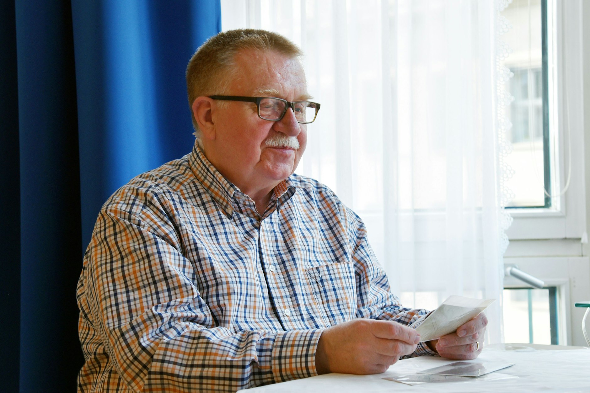 Der Briefmarkensammler Franz-Josef Pütz betrachtet stolz seine neue Sammlung.