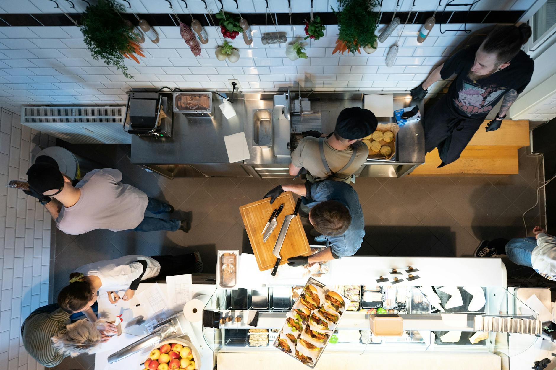 Viel zu tun: Die Mitarbeiter der veganen Fleischerei sind vom Ansturm der Kunden überrascht worden. Der Laden produziert nach eigenen Angaben 70 Prozent der verkauften Produkte selbst – auf rein pflanzlicher Basis.