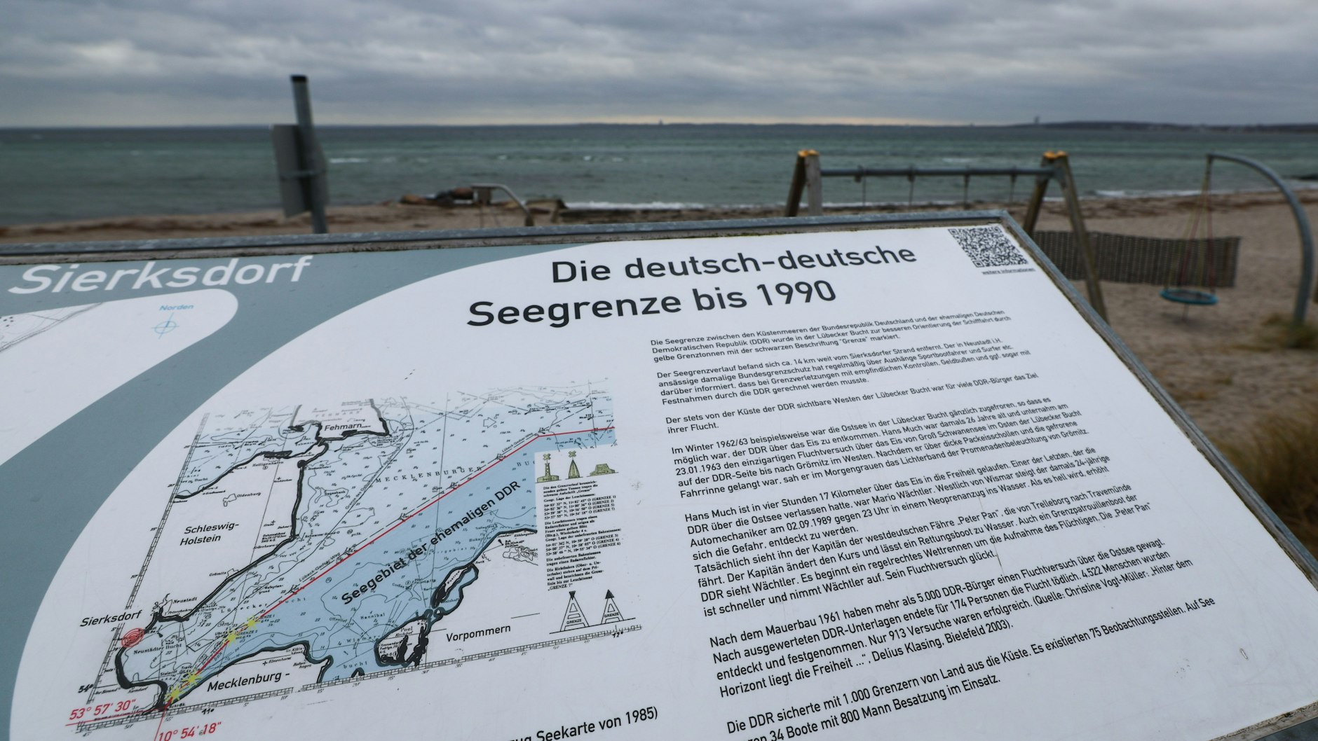 Eine Infotafel zur Seegrenze zur ehemaligen DDR steht am Ostseestrand bei Sierksdorf.