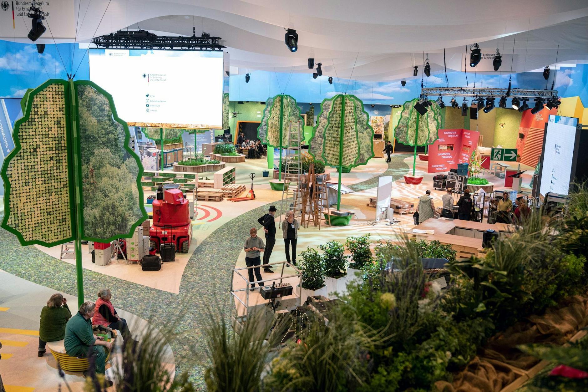 Noch ist die Halle 20 nicht ganz fertig. Aber es sind ja noch 48 Stunden bis zur Eröffnung.