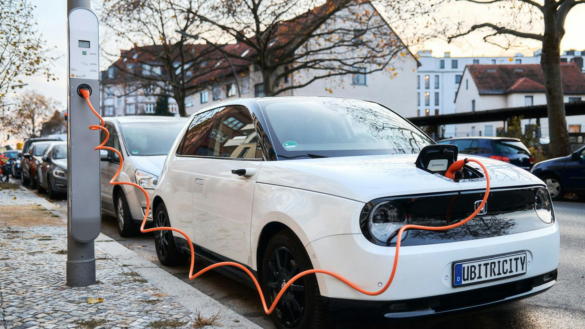 Das Berliner Unternehmen Ubitricity darf endlich auch in Berlin Straßenlaternen zu E-Auto-Ladepunkten aufrüsten. Bis Ende Juni sollen die ersten 200 Punkte installiert sein.