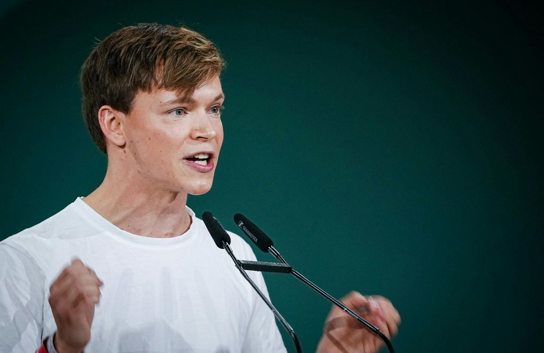 ARCHIV - Timon Dzienus, Co-Chef der Grünen Jugend, ärgert sich über den Umgang der Grünen mit der Klimabewegung.