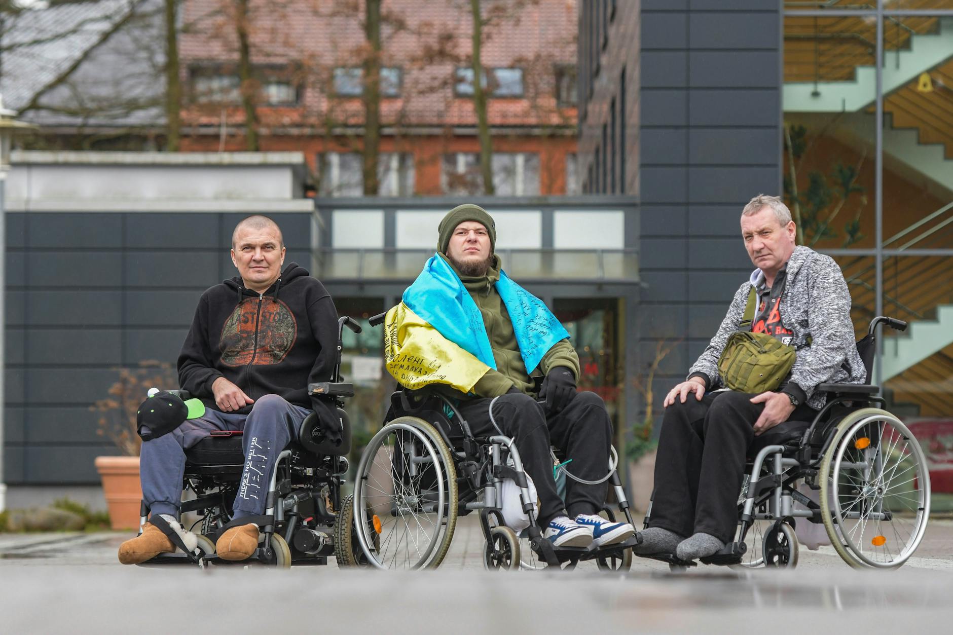 Oleksandre, Andrij und Anatoli (v.l.) sind im Ukraine-Krieg schwer verletzt worden und werden jetzt in einer Rehaklinik weiterbehandelt.