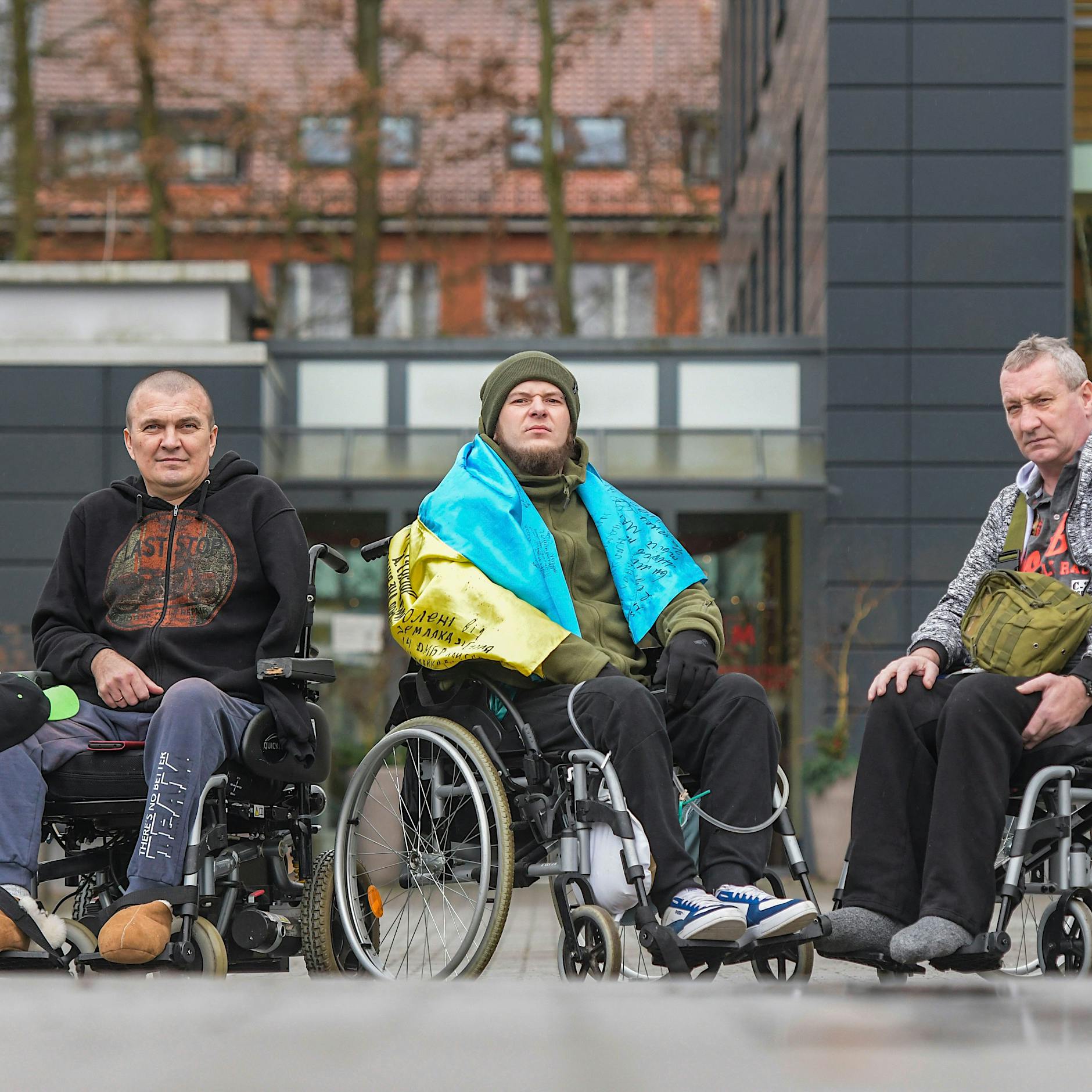 Drama um gelähmte ukrainische Soldaten: Wer zahlt ihre Arztrechnungen?