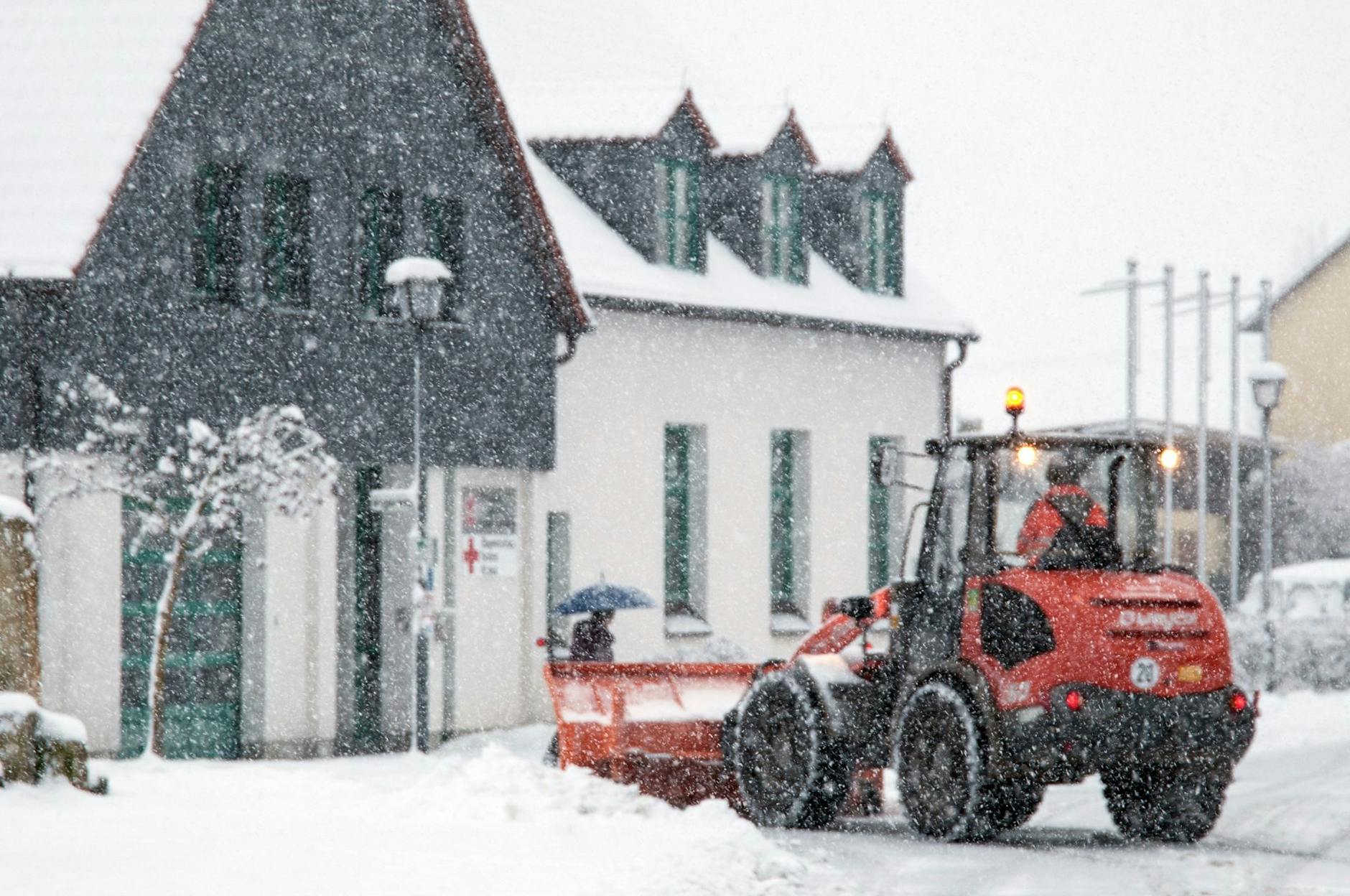 Ein Winterdienstfahrzeug räumt in Untermerzbach (Bayern) den Weg frei.