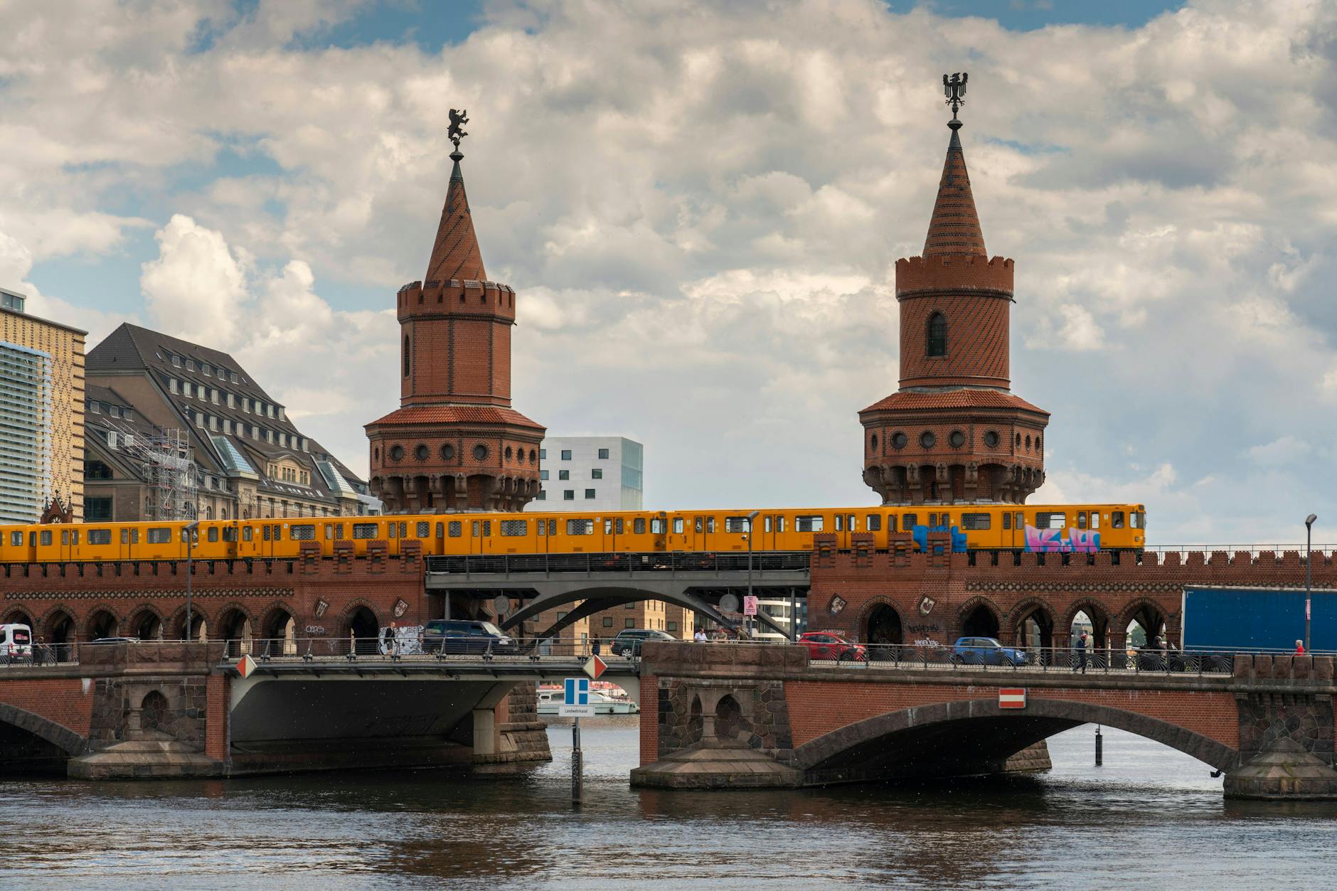 Ein U-Bahn-Zug rollt über die Oberbaumbrücke, die Kreuzberg mit Friedrichshain über die Spree hinweg verbindet. Die U3, die hier verkehrt, soll künftig bis zum Mexikoplatz in Zehlendorf fahren.