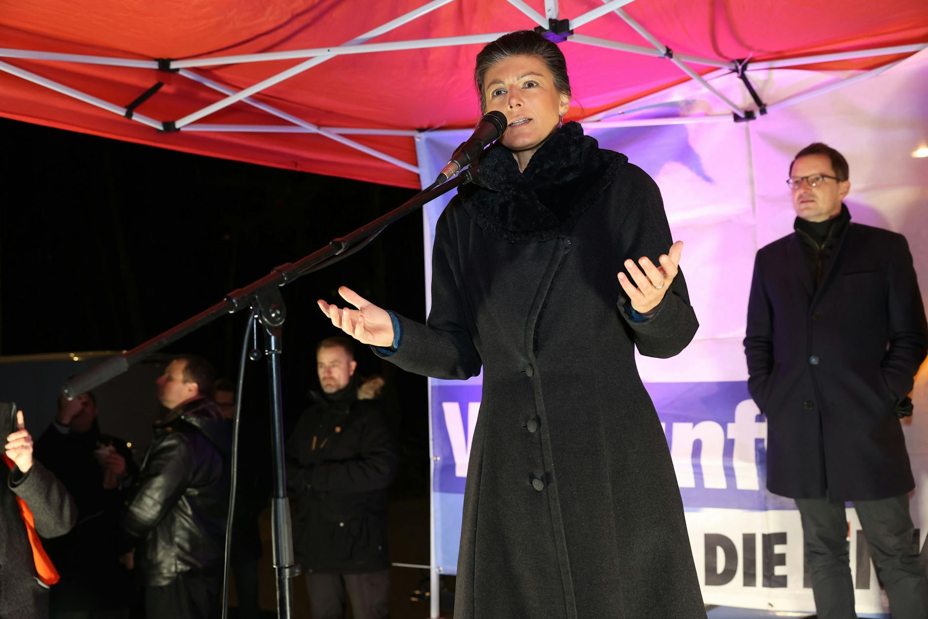 Sahra Wagenknecht (Linke) spricht auf einer Wahlkampf-Veranstaltung des Linke-Bezirksverbands Tempelhof-Schöneberg.