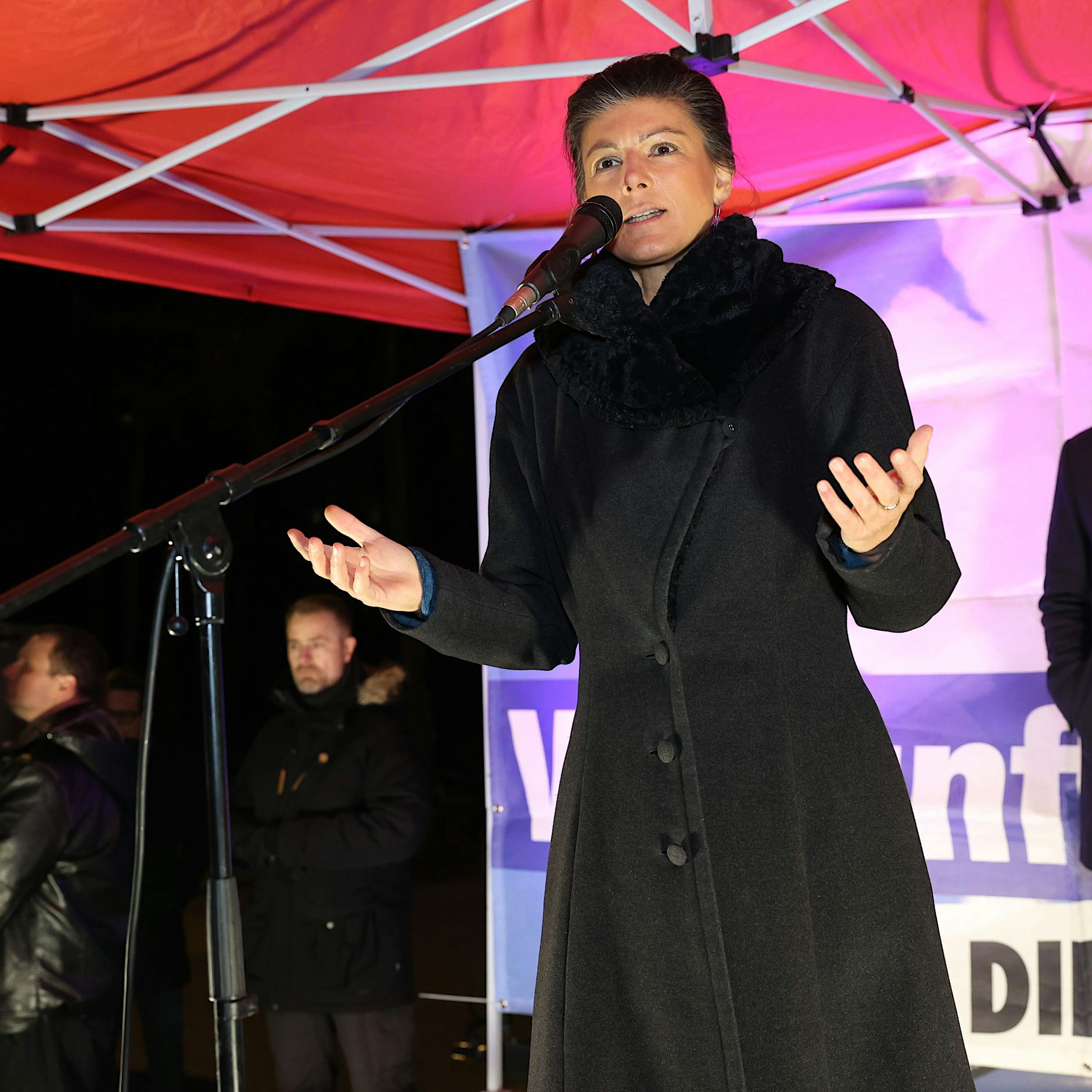 Sahra Wagenknecht im Wahlkampf: „Kriegsnarren“ sitzen im Kabinett