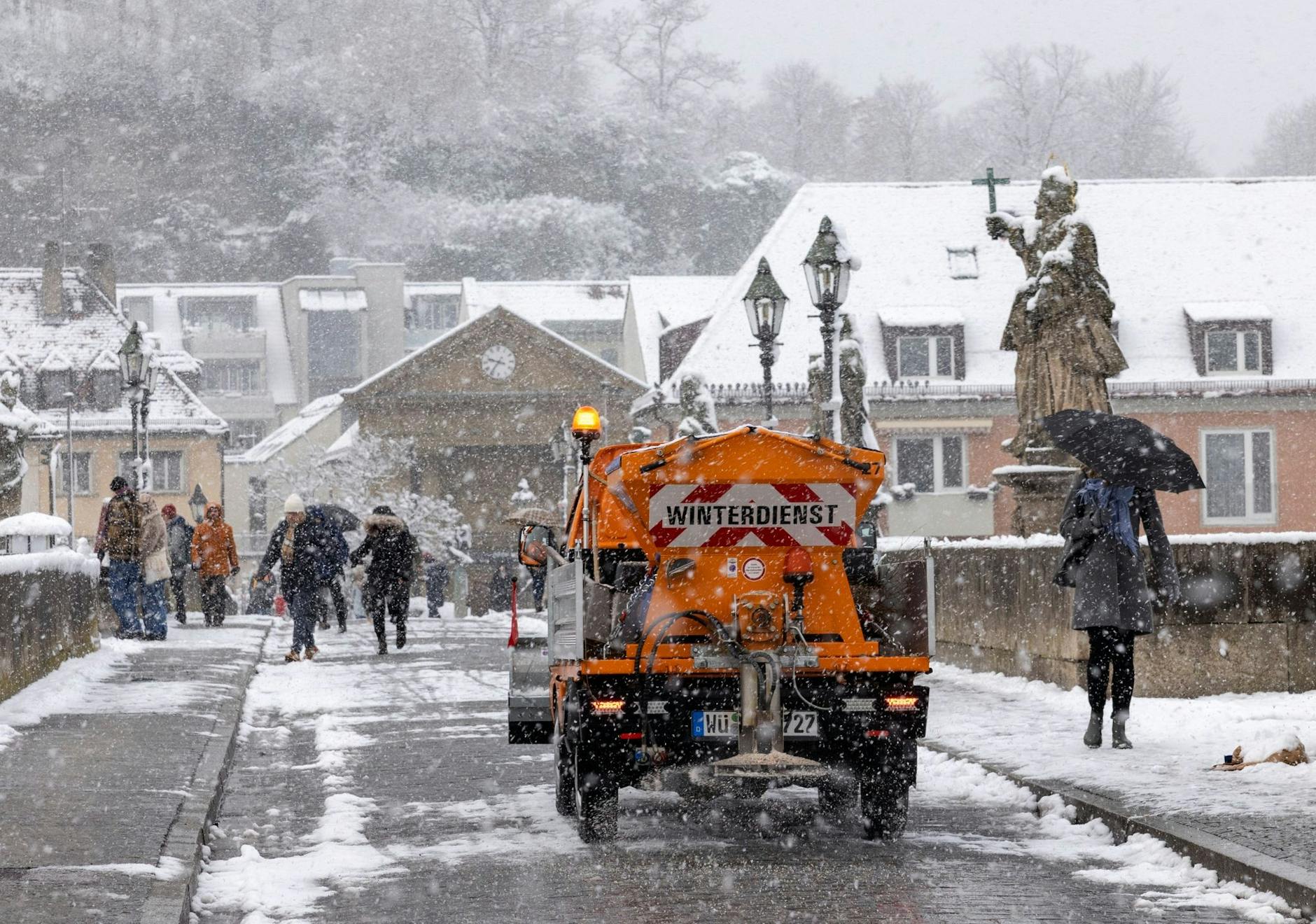 In Würzburg ist der Winterdienst im Einsatz.