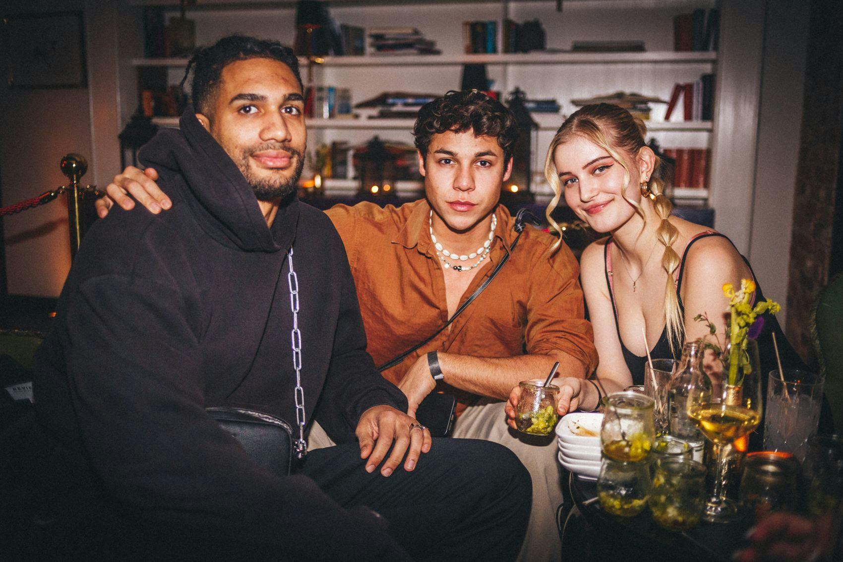 Die Drinks schmecken: Schauspieler Leon Klein (Mitte) mit seinen Partybegleitungen.