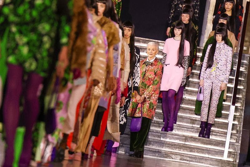 Maye Musk, die Mutter von Elon Musk, steht mit anderen Models bei der Show des Labels Marc Cain im ehemaligen Flughafen Tempelhof als Model auf dem Laufsteg.