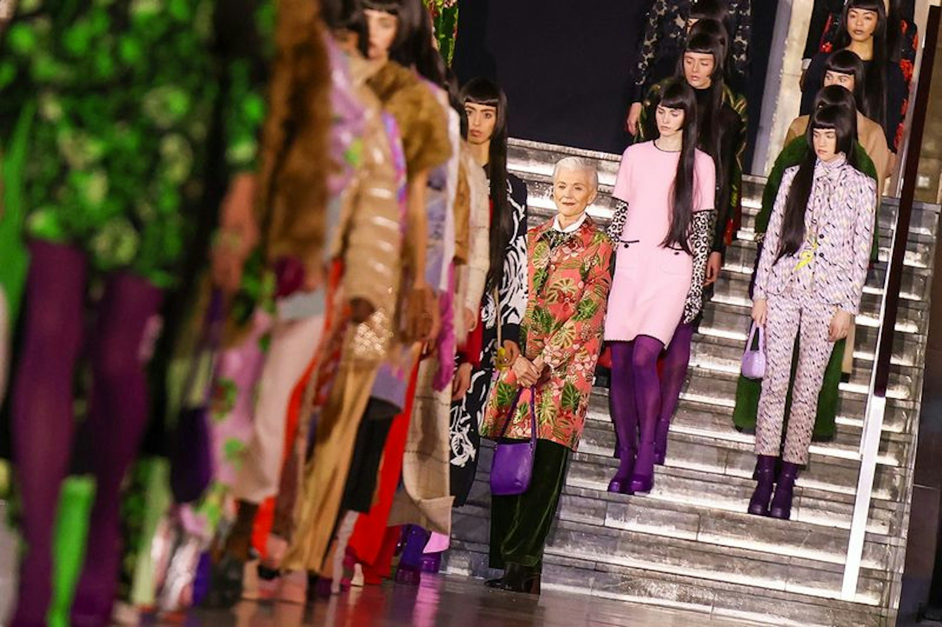 Maye Musk, die Mutter von Elon Musk, steht mit anderen Models bei der Show des Labels Marc Cain im ehemaligen Flughafen Tempelhof als Model auf dem Laufsteg.