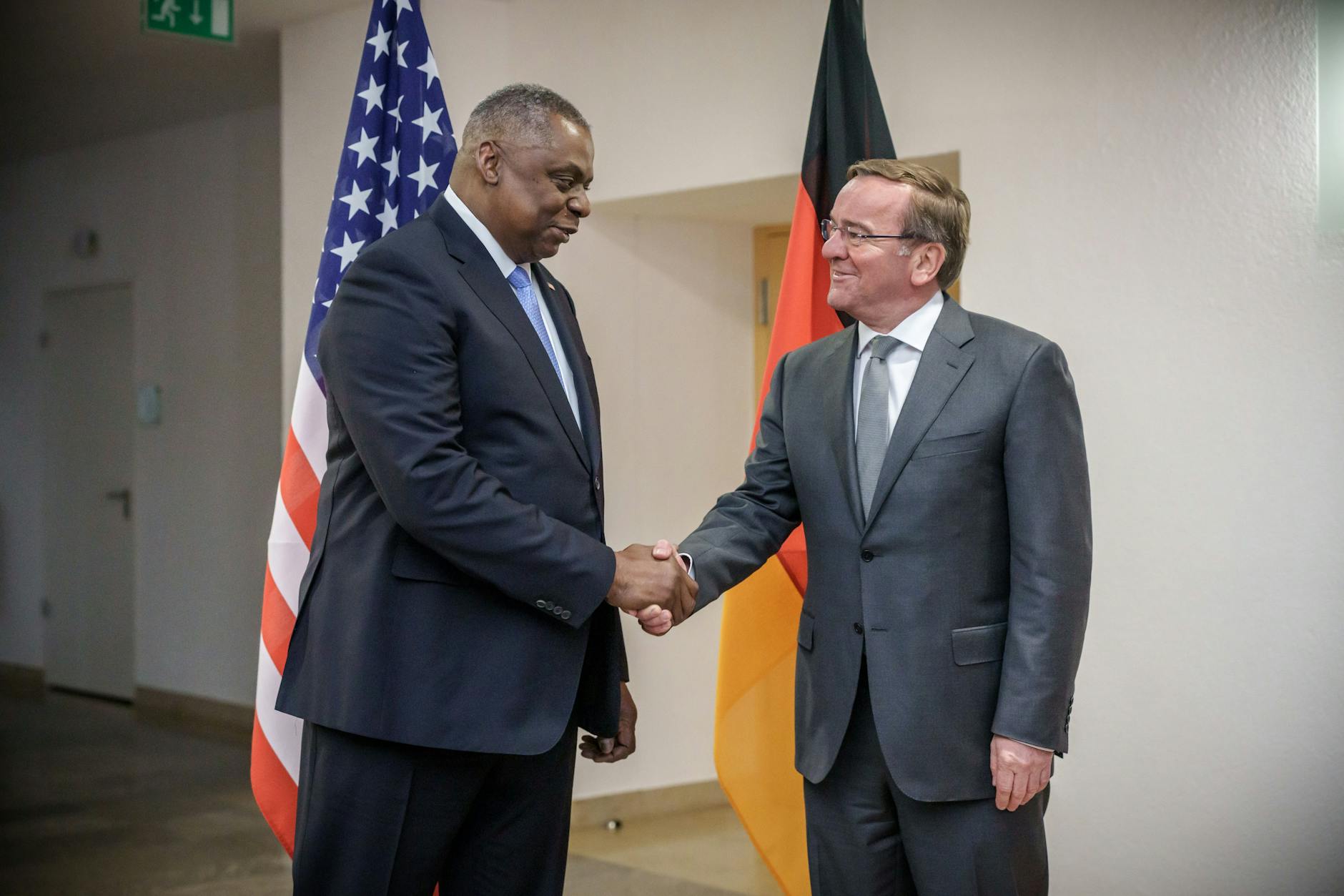Boris Pistorius (SPD, r), neuer Bundesverteidigungsminister, begrüßt seine Amtskollegen Lloyd Austin, Verteidigungsminister der USA, vor einem bilateralen Gespräch im Verteidigungsministerium im Bendlerblock.