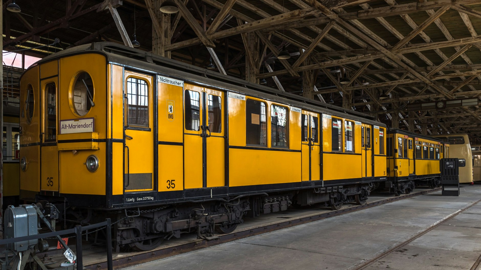 Ein historischer U-Bahn-Wagen in der Monumentenhalle.&nbsp; Zu Sammlung gehören sieben U-Bahn-Wagen, darunter der Triebwagen der Baureihe BI von 1924.