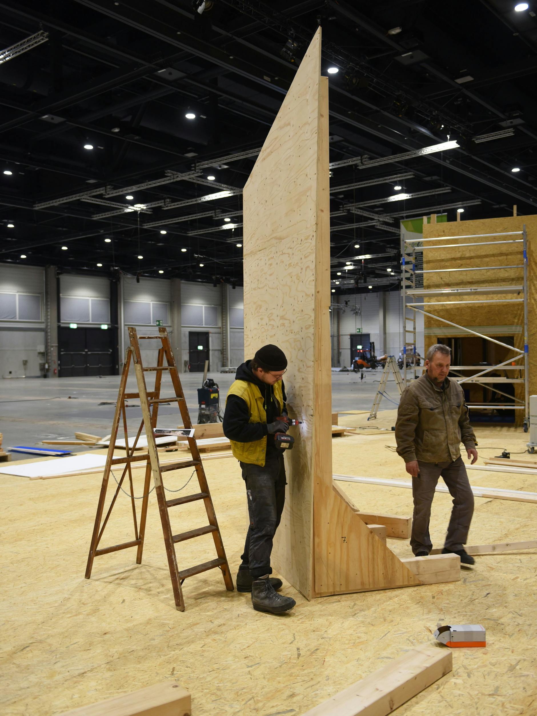 Das Surren der Akkuschrauber ist die Begleitmusik zur Arbeit der vielen Messebauer.