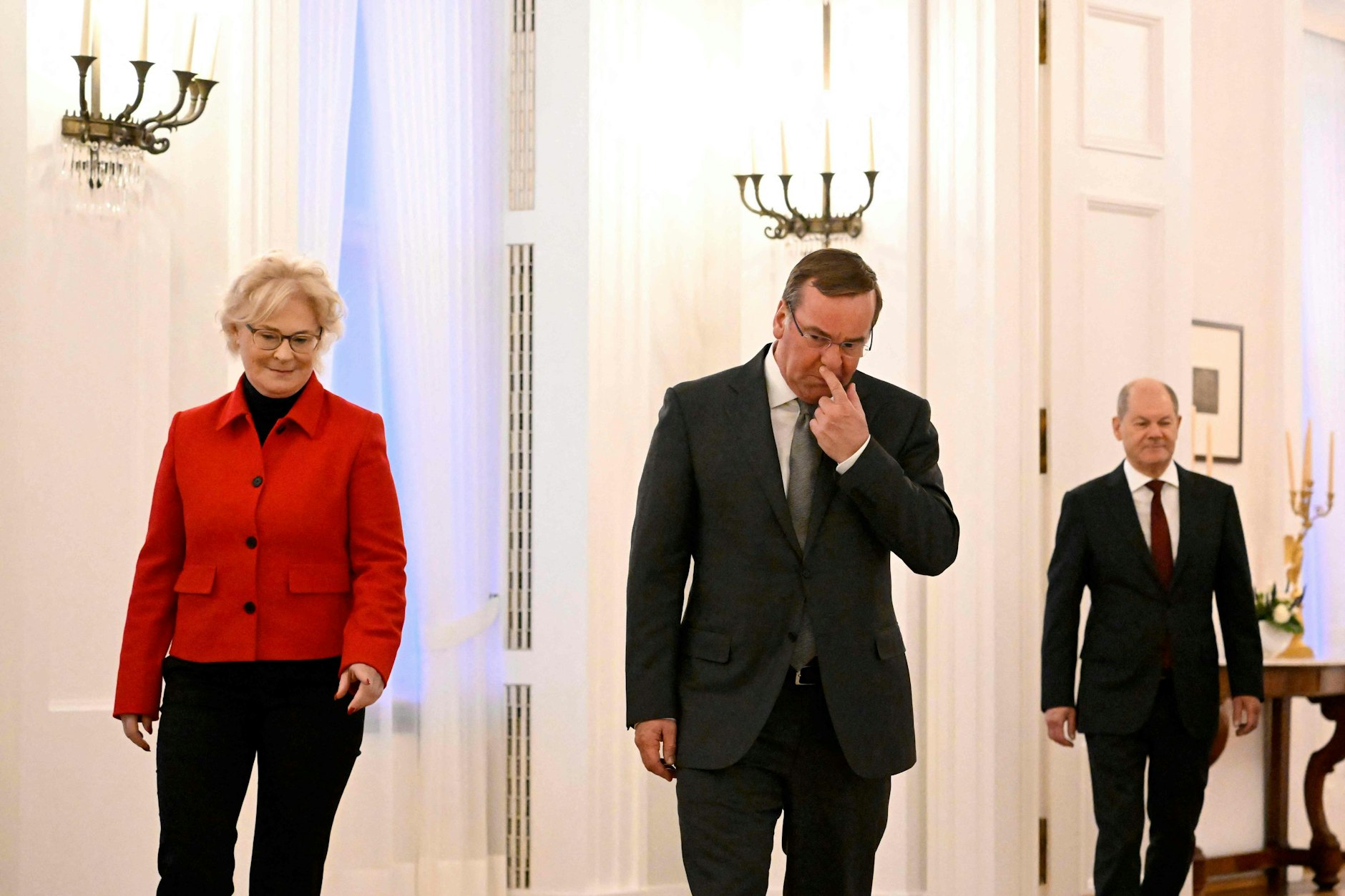 Sie geht, er kommt: Ex-Verteidigungsministerin Christine Lambrecht mit ihrem Amtsnachfolger Boris Pistorius (M.). Kanzler Olaf Scholz hat jetzt ein anderes Problem.