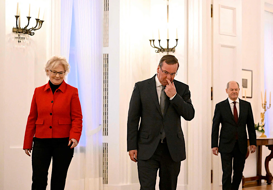 Sie geht, er kommt: Ex-Verteidigungsministerin Christine Lambrecht mit ihrem Amtsnachfolger Boris Pistorius (M.). Kanzler Olaf Scholz hat jetzt ein anderes Problem.