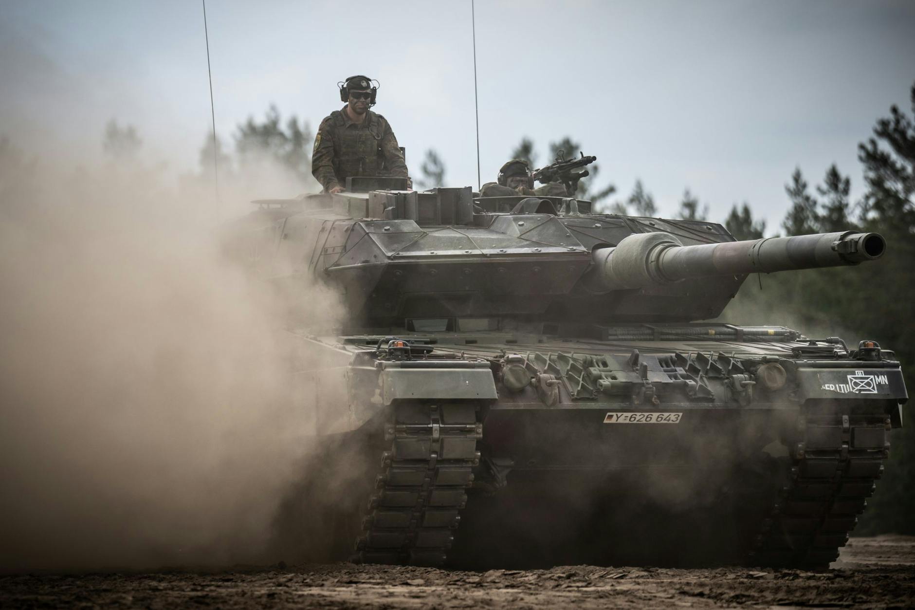 Ein Leopard-2-Panzer der Bundeswehr: Die Streitigkeit über die Lieferungen an die Ukraine findet kein Ende.