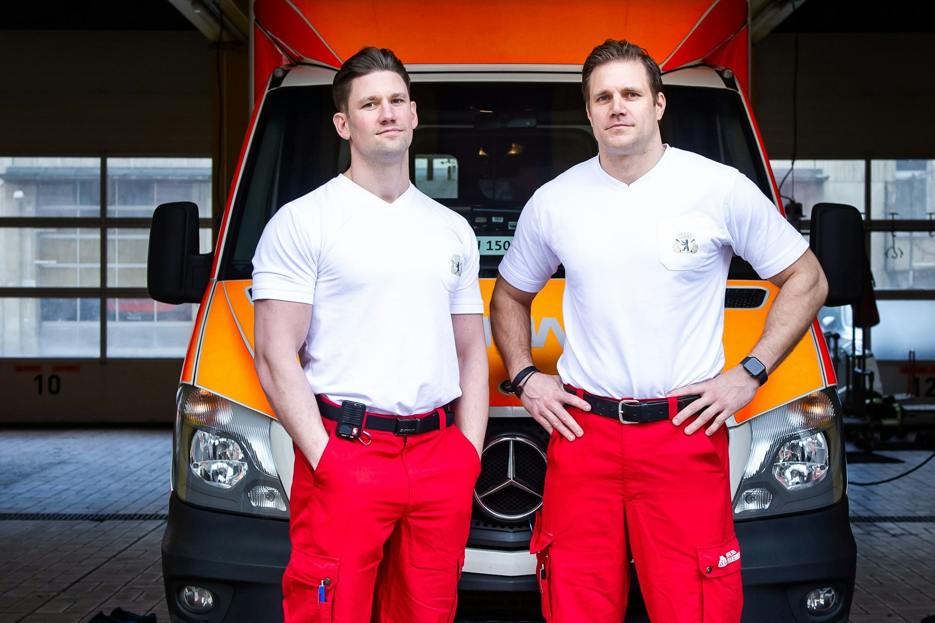 Dustin von Chamier (32) ist Rettungssanitäter und Marcel „Billy“ Fahrenholz (41) Notfallsanitäter. Sie arbeiten auf der Feuerwache Urban in Kreuzberg.