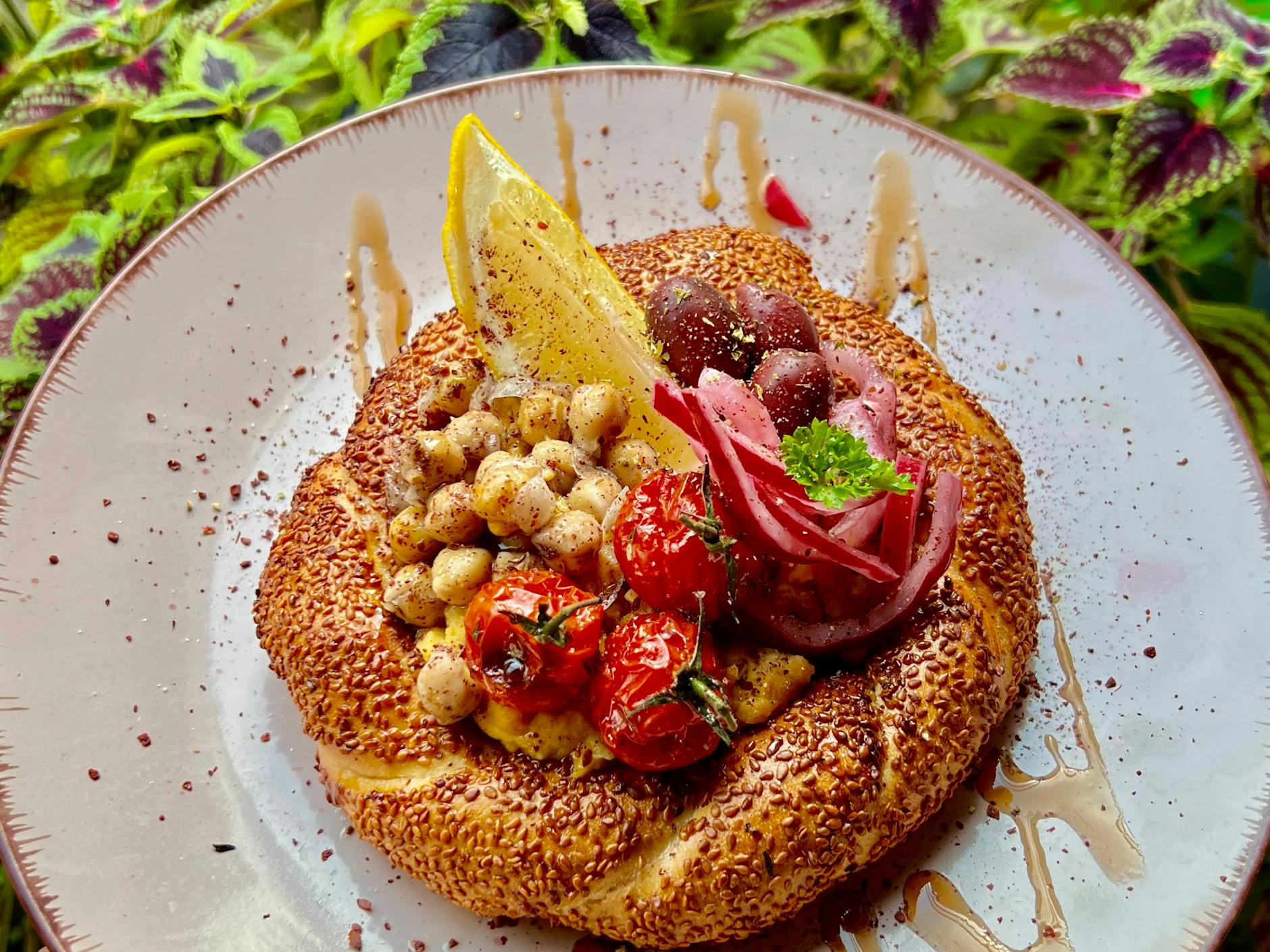 Kuluri Fava mit gerösteten Kirschtomaten. 