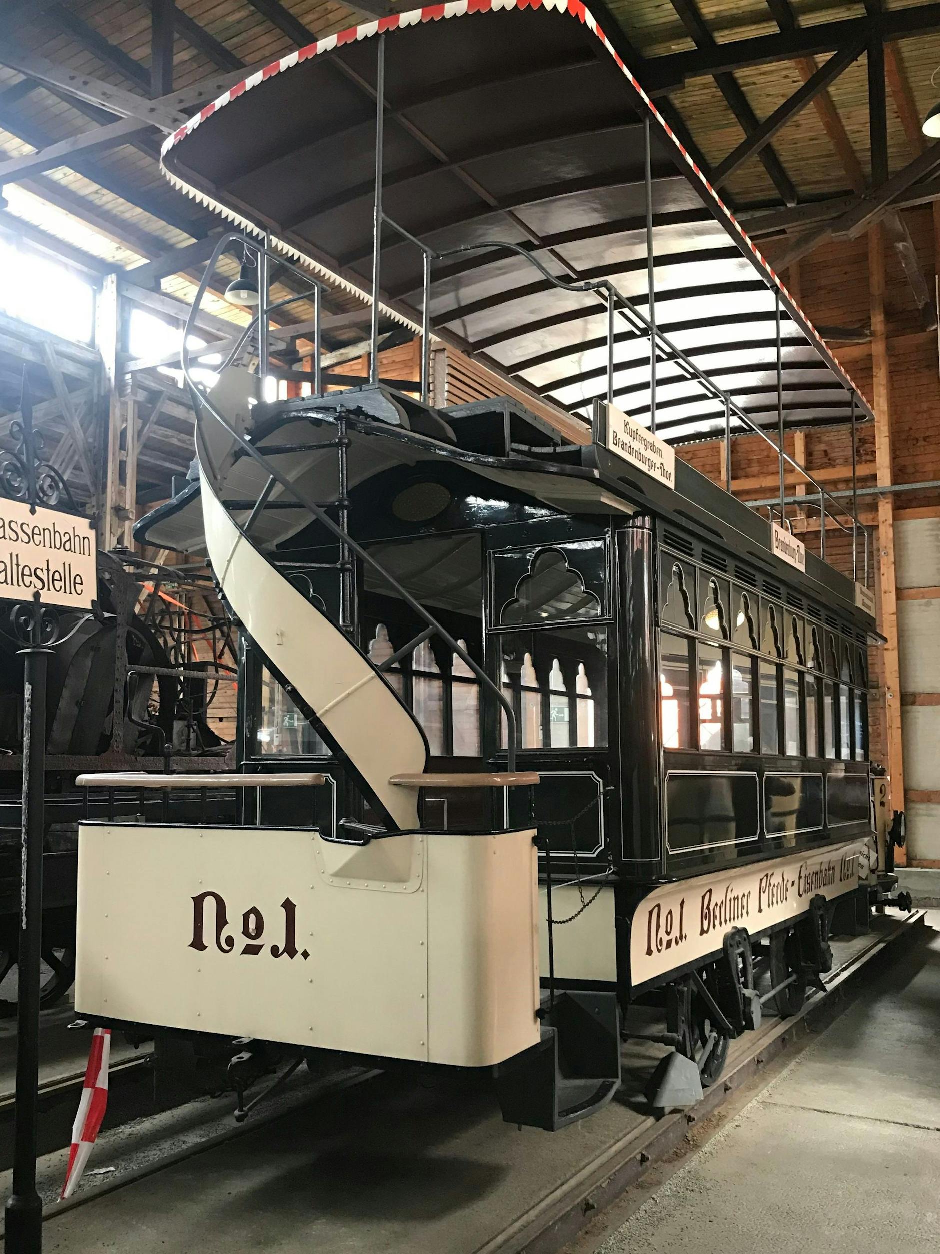Der älteste in Europa erhaltene Straßenbahnwagen. Zu den mit der BVG-Sammlung übernommenen Fahrzeugen gehört der älteste in Europa erhaltene Straßenbahnwagen, der Wagen Nr. 1 der Berliner Pferdeeisenbahn von 1865.
