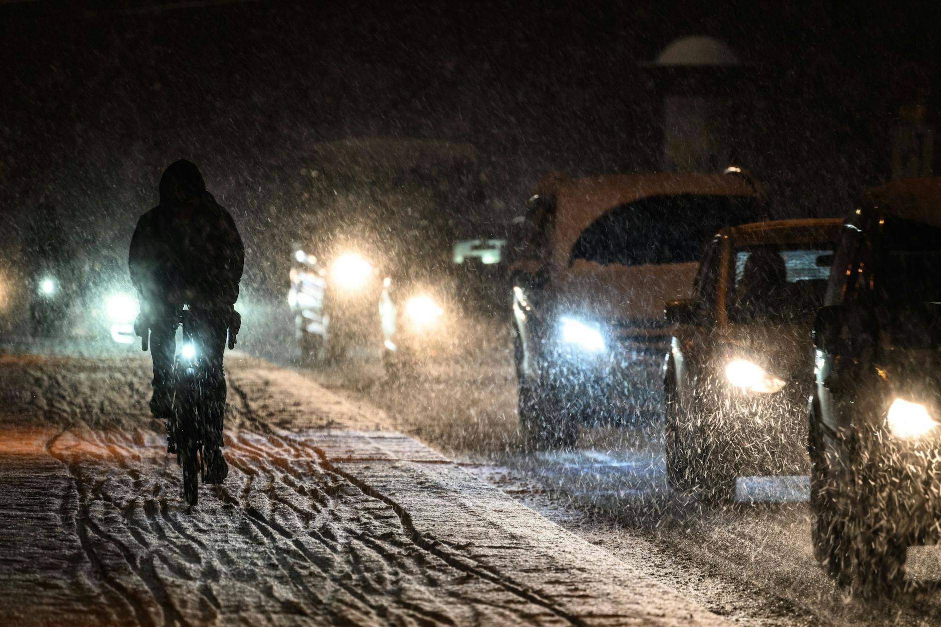 Der Schnee macht Rad- und Autofahrern in Dresden zu schaffen.