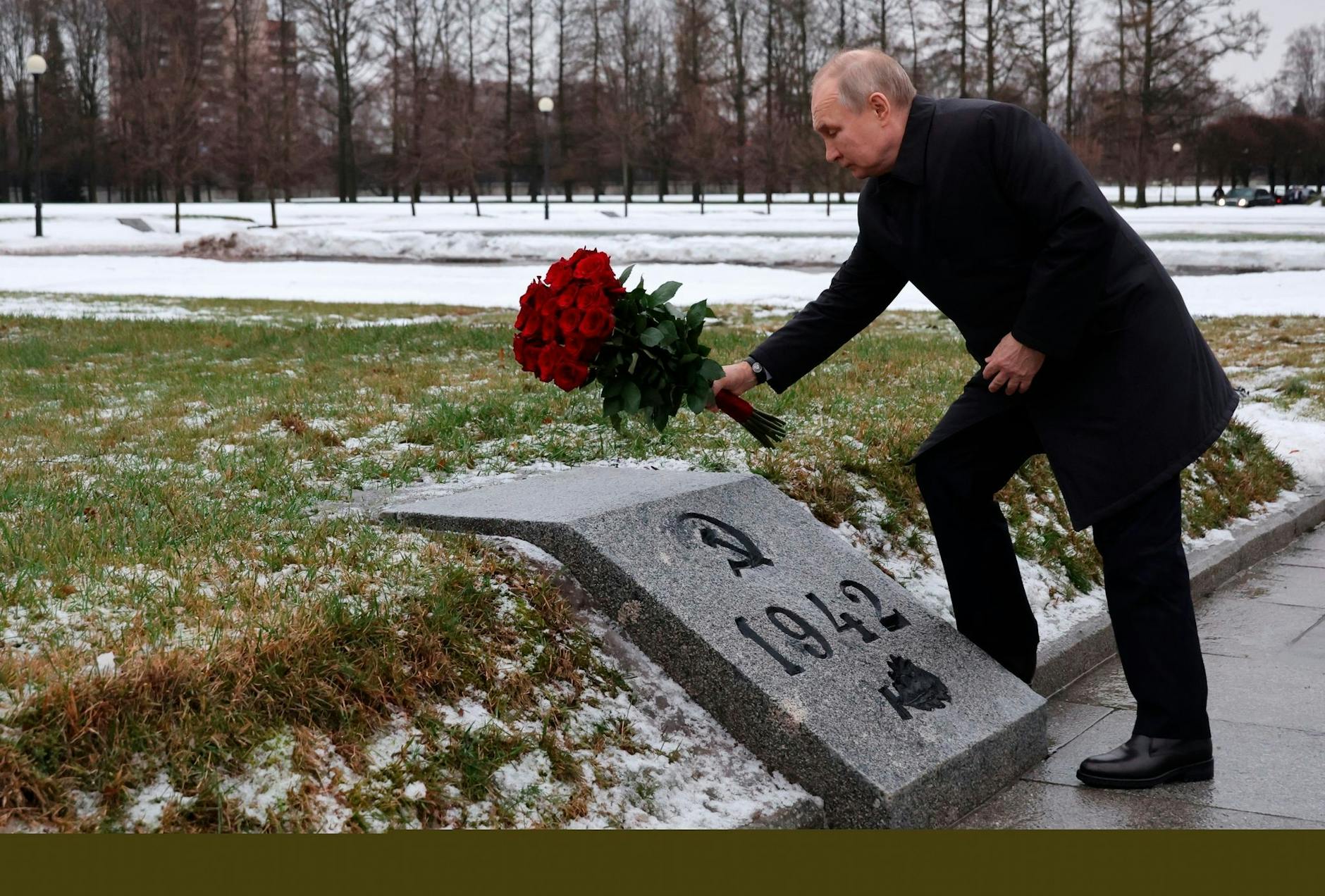 Der russische Präsident Wladimir Putin legt zum Gedenken an den 80. Jahrestag des Durchbruchs der Leningrader Blockade auf dem Piskarjowskoje-Friedhof in St. Petersburg Blumen nieder. Kremlin/AP/dpa