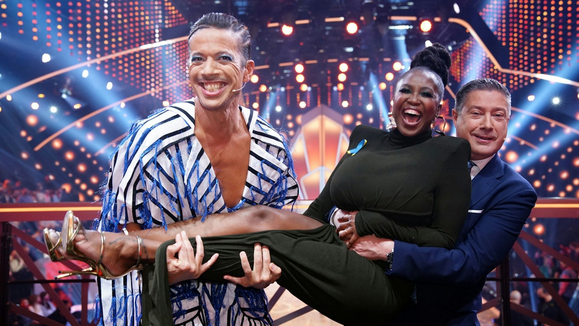 Vergibt in jeder Show wertvolle Punkte, die zusammen mit den Anrufen der Zuschauer über Sieg oder Niederlage entscheiden: Die „Let's Dance“-Jury Jorge González, Motsi Mabuse und Joachim Llambi (v.l.).