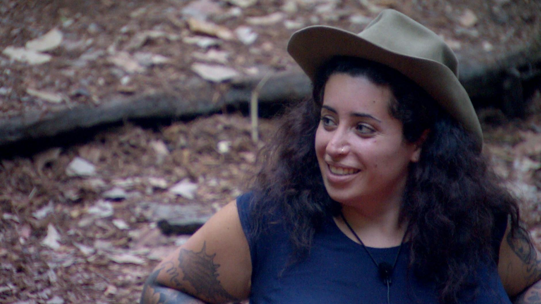 Jolina Mennen erzählt im Dschungelcamp offen über ihren ersten Sex nach der Geschlechtsangleichung.