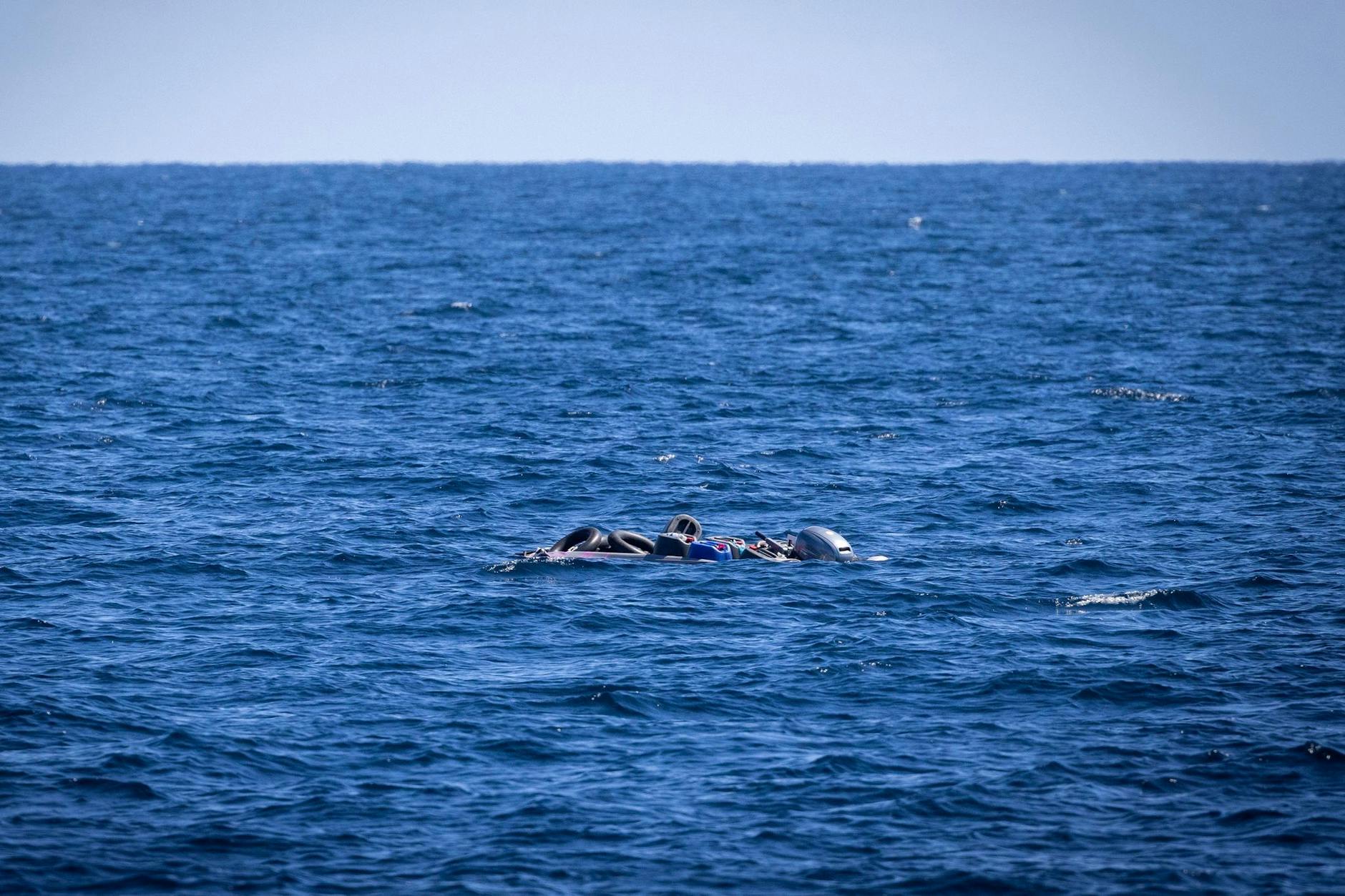 Die Migranten sollen unter unwürdigen Bedingungen über das Mittelmeer transportiert werden.