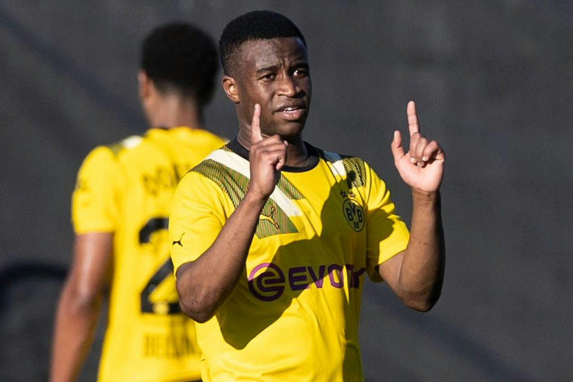 Bleibt er oder geht er? Stürmer Youssoufa Moukoko (18) muss sich bis Sonntag entscheiden, ob er das neuen Angebot des BVB animmt.
