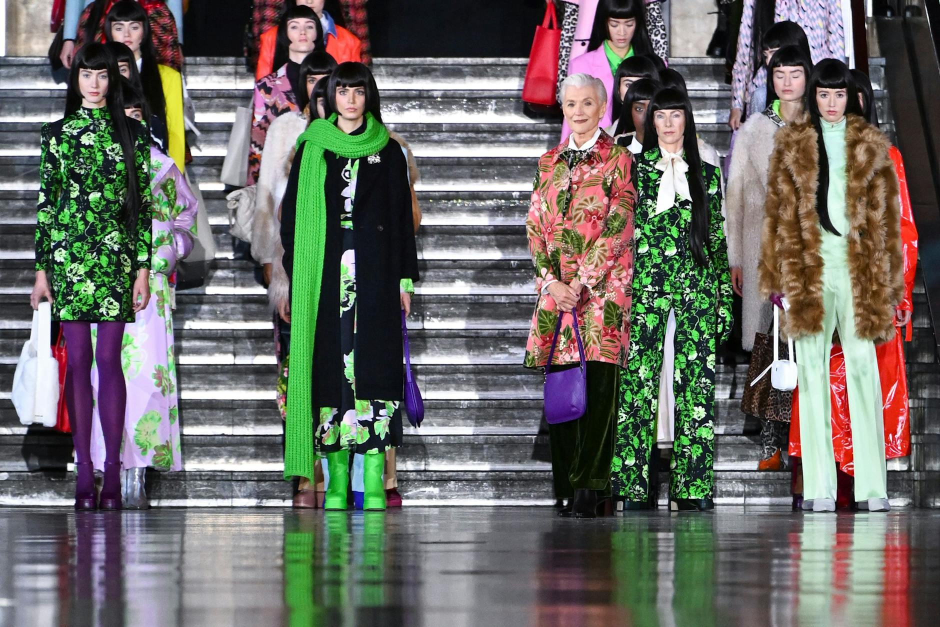 Maye Musk (vordere Reihe, 3.v.l), die Mutter von Elon Musk, steht mit anderen Models bei der Show des Labels Marc Cain im Flughafen Berlin-Tempelhof als Model auf dem Laufsteg.