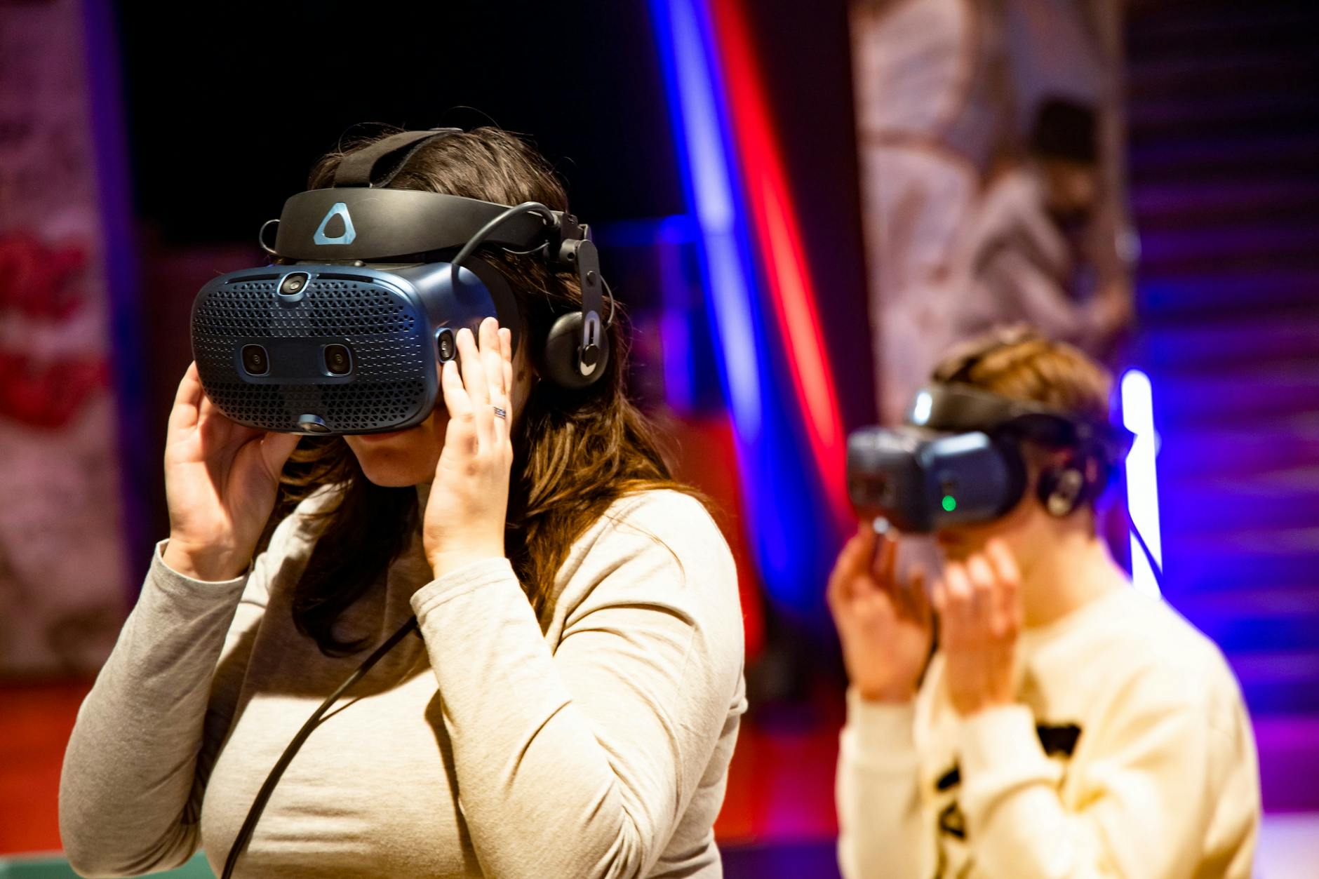 Ludwig Sohn (r.) und Elizabeth Rushton (l.) mit VR-Brillen im Cold War Museum in Berlin