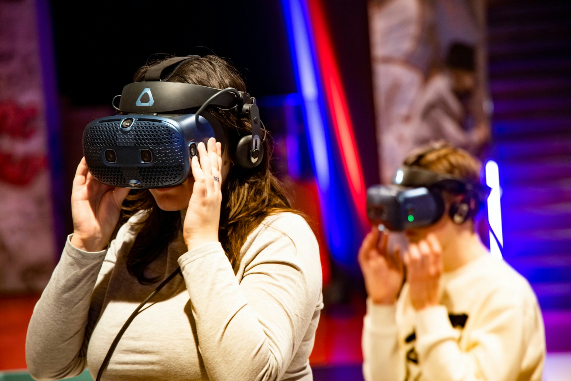 Ludwig Sohn (r.) und Elizabeth Rushton (l.) mit VR-Brillen im Cold War Museum in Berlin