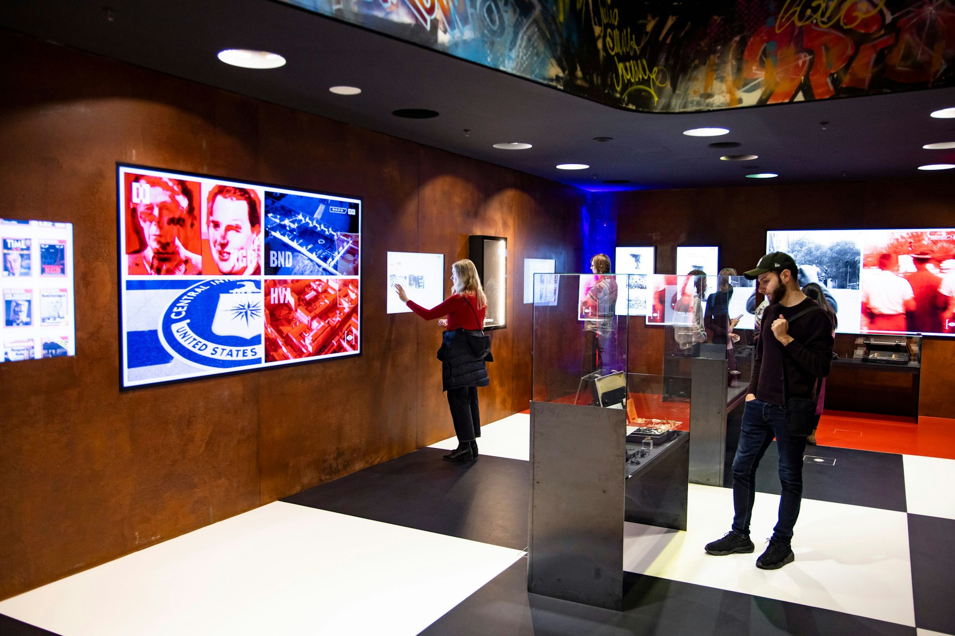 Besucher im Cold War Museum in Berlin