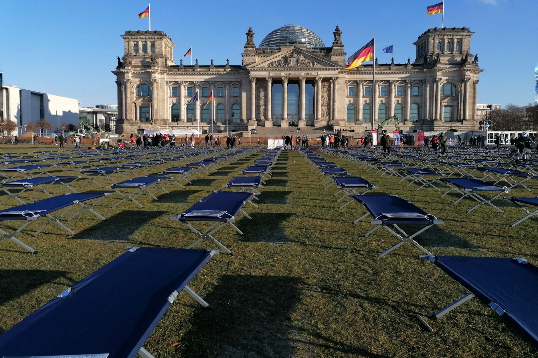 Feldbetten vor dem Reichstagsgebäude: Patienten mit Long Covid demonstrieren für mehr Forschung zum Fatigue-Syndrom.