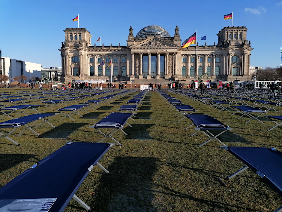 Feldbetten vor dem Reichstagsgebäude: Patienten mit Long Covid demonstrieren für mehr Forschung zum Fatigue-Syndrom.
