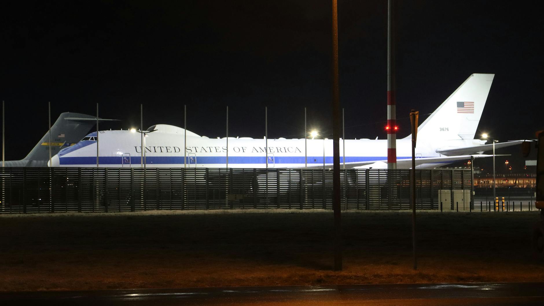 Am frühen Donnerstagmorgen kam der Jumbo mit US-Verteidigungsminister Lloyd Austin am BER an, begleitet von einem C-17 Transportflugzeug