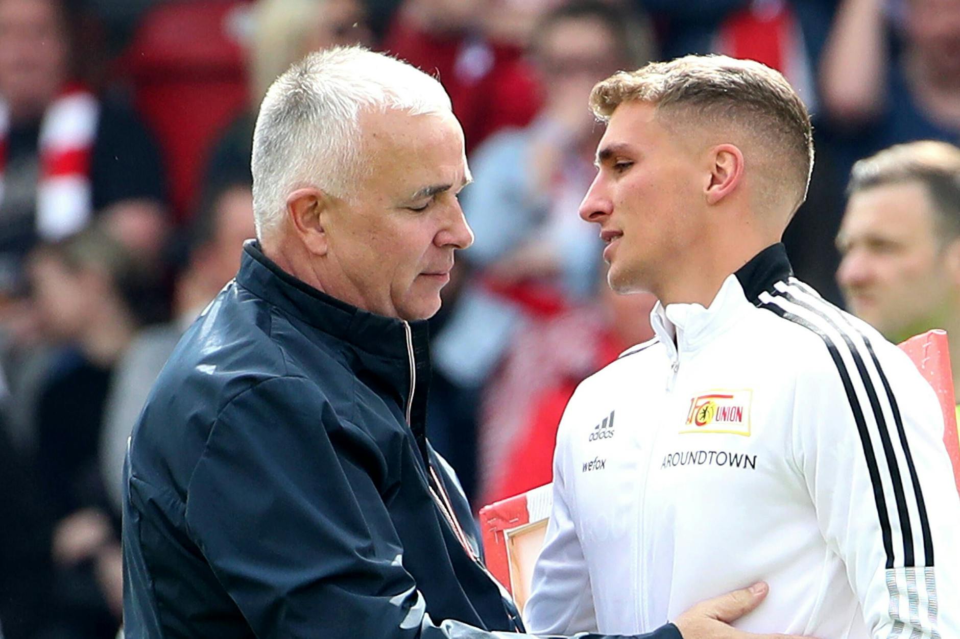 Grischa Prömel (r.) wird vor seinem letzten Spiel für Union Berlin von Präsident Dirk Zingler verabschiedet.