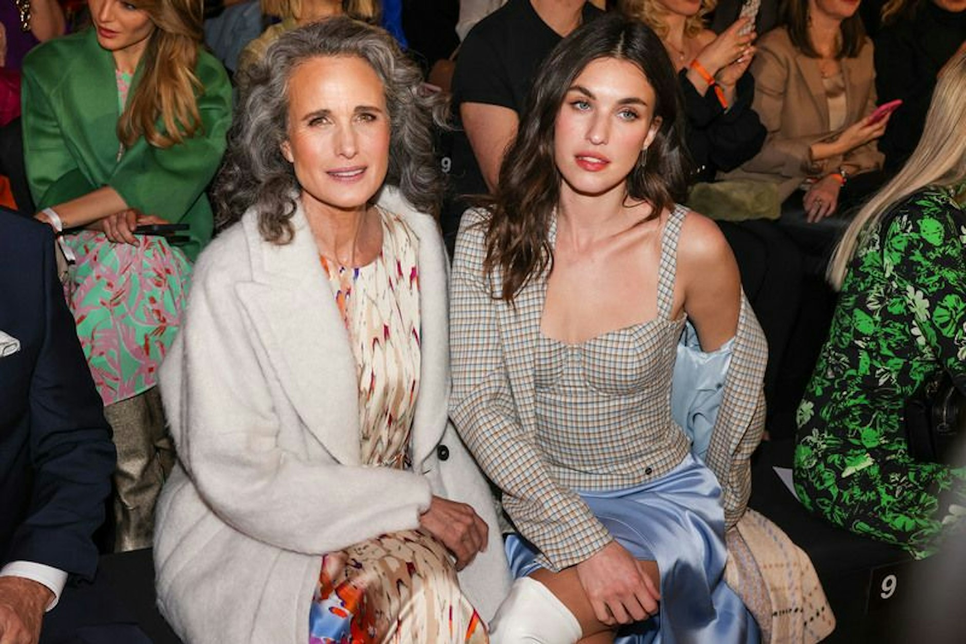 Mutter und Tochter: Andie MacDowell (l.) und Sängerin Rainey Qualley, sitzen bei der Show des Labels Marc Cain bei der Offsite-Modenschau im ehemaligen Flughafen Tempelhof.