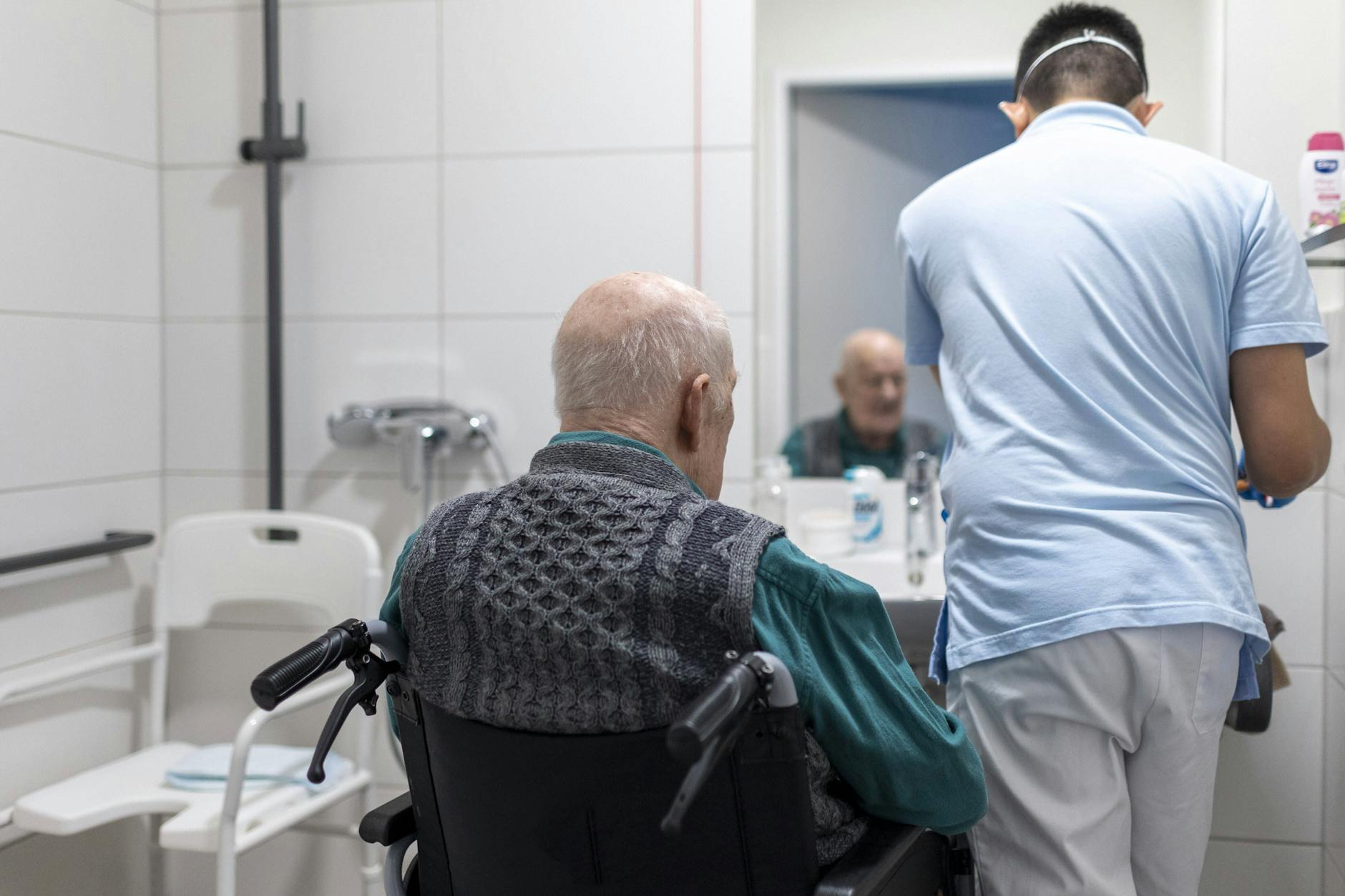 Pfleger in Heimen kümmern sich rund um die Uhr um die Bewohner. Doch die Kosten für einen Heimplatz sind explodiert.