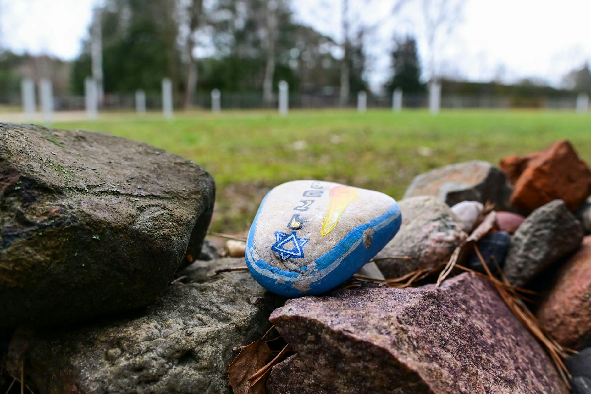 Ein symbolisches Grab wurde auf Initiative von Jugendlichen aus dem nahe gelegenen Projekt des Vereins Karuna angelegt. Immer wieder finden sich Zeichen, dass Menschen in Jamlitz das Gedenken suchen – Zeichen wie dieser Stein mit Davidstern.