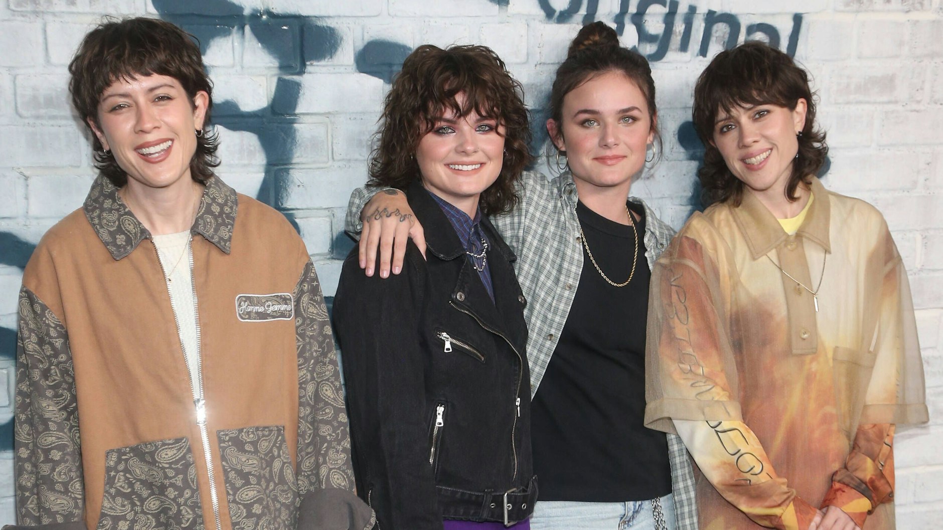 Die Schauspielerinnen&nbsp;Railey und Seazynn Gilliland, eingerahmt von ihren Rollenvorbildern&nbsp;Sara und Tegan Quin.