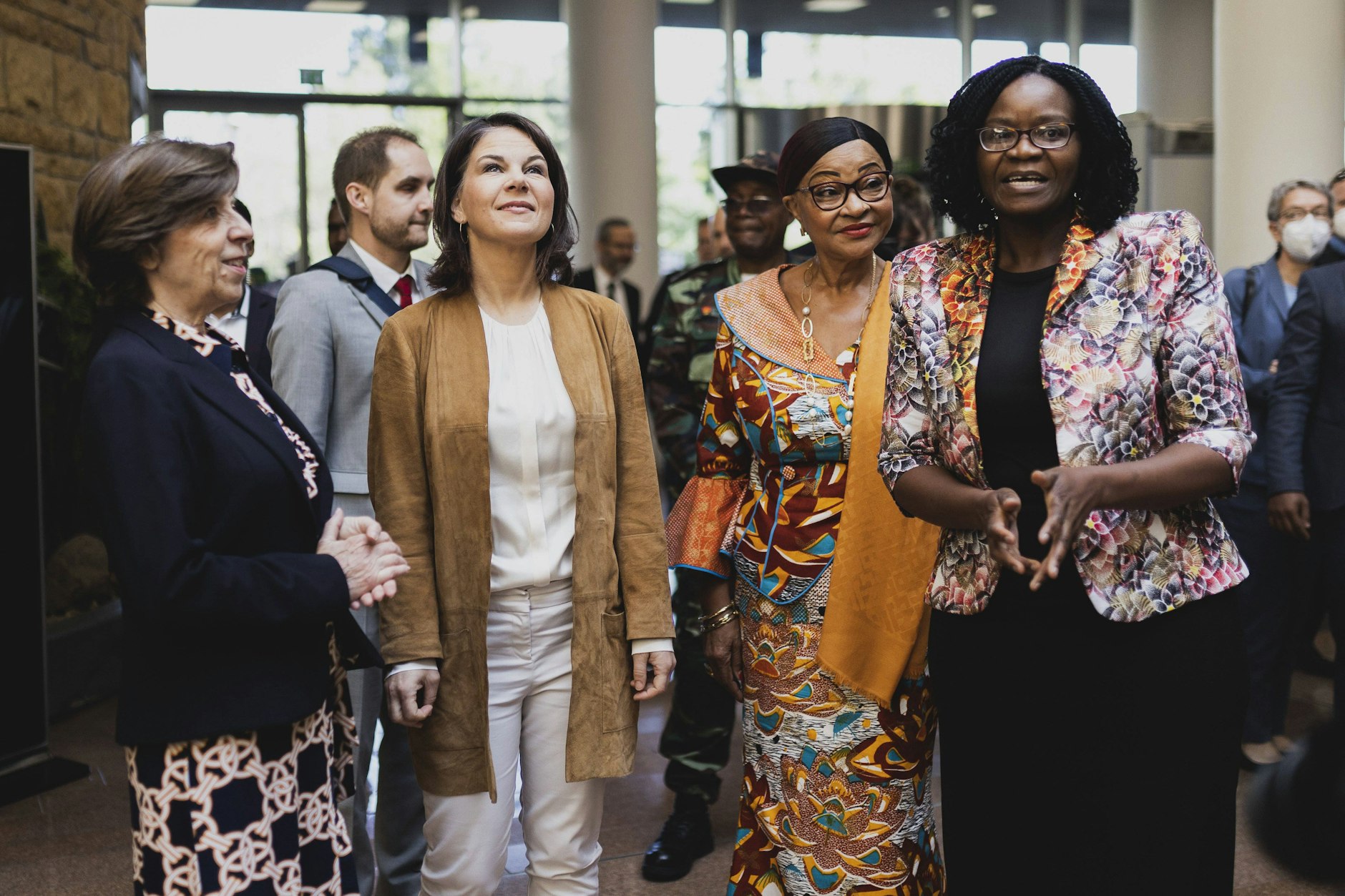 Außenministerin Annalena Baerbock mit ihrer französischen Amtskollegin Catherine Colonna (l.) und Patience Zanelie Chiradza (r.), Direktorin für Konfliktprävention bei der Afrikanischen Union in Addis Abeba.