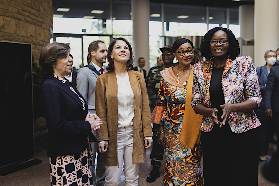 Außenministerin Annalena Baerbock mit ihrer französischen Amtskollegin Catherine Colonna (l.) und Patience Zanelie Chiradza (r.), Direktorin für Konfliktprävention bei der Afrikanischen Union in Addis Abeba.